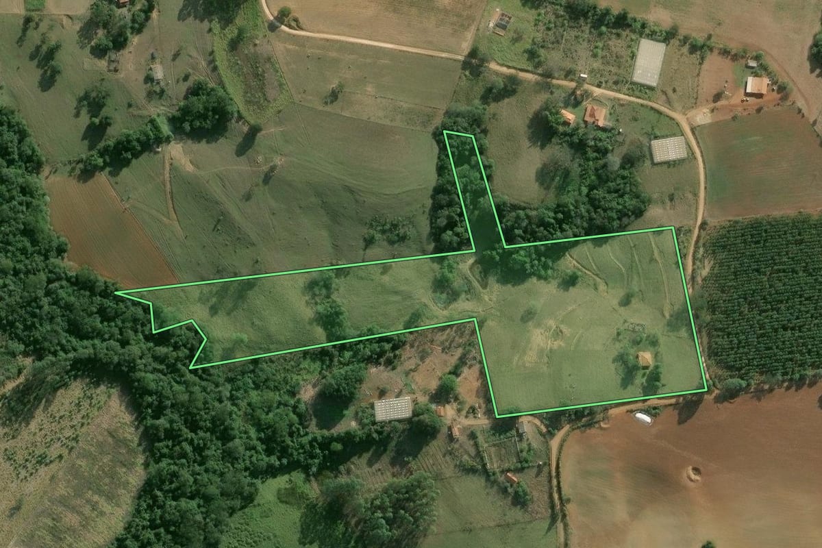 Imagem de satélite do imóvel rural em Buri (SP), com o contorno declarado no CAR desenhado por cima.