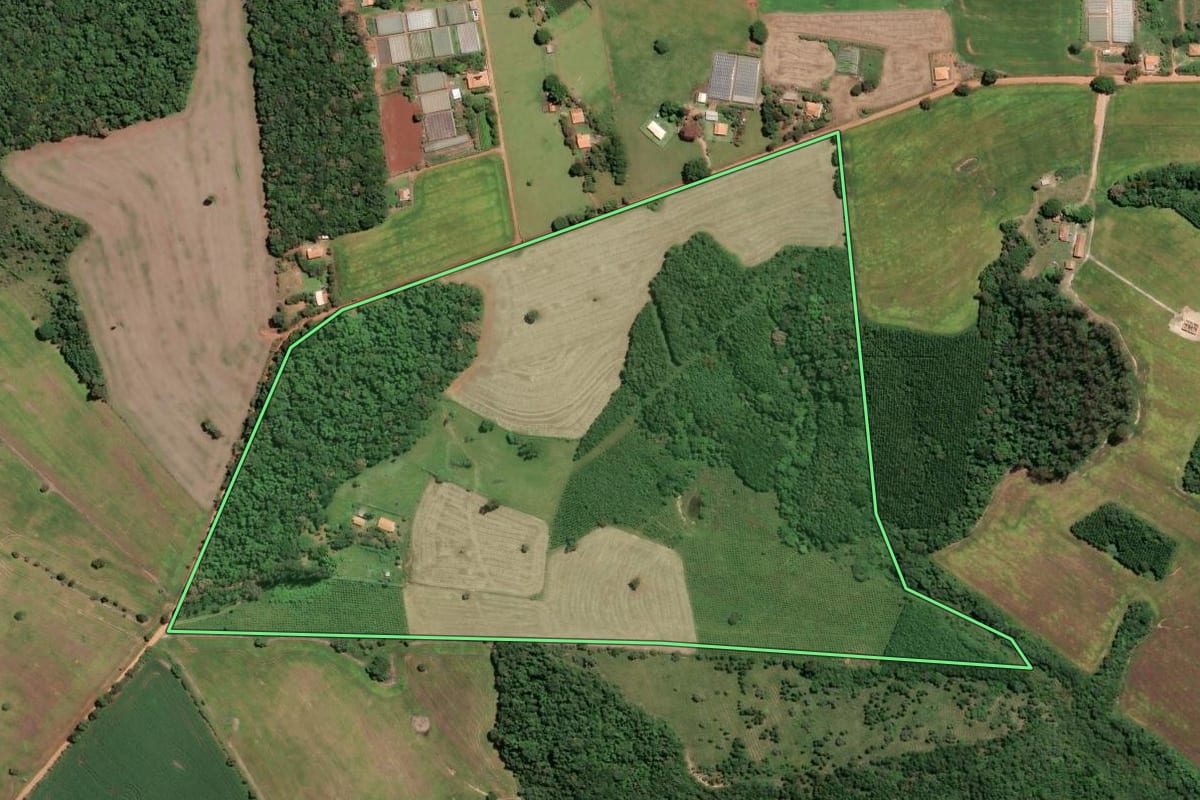 Imagem de satélite do imóvel rural em Buri (SP), com o contorno declarado no CAR desenhado por cima.
