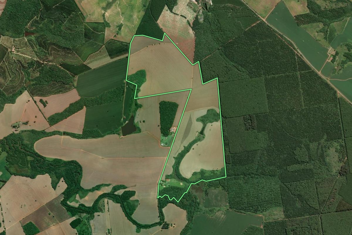 Imagem de satélite do imóvel rural em Buri (SP), com o contorno declarado no CAR desenhado por cima.