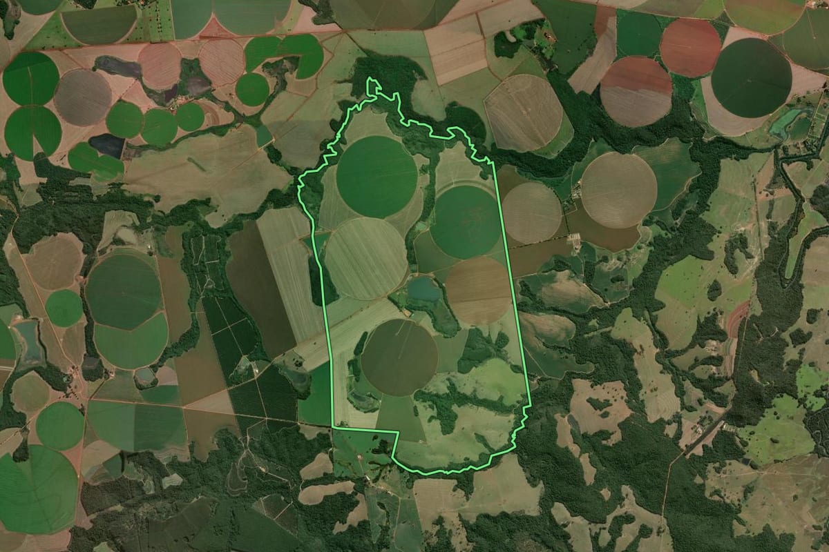 Imagem de satélite do imóvel rural em Buri (SP), com o contorno declarado no CAR desenhado por cima.