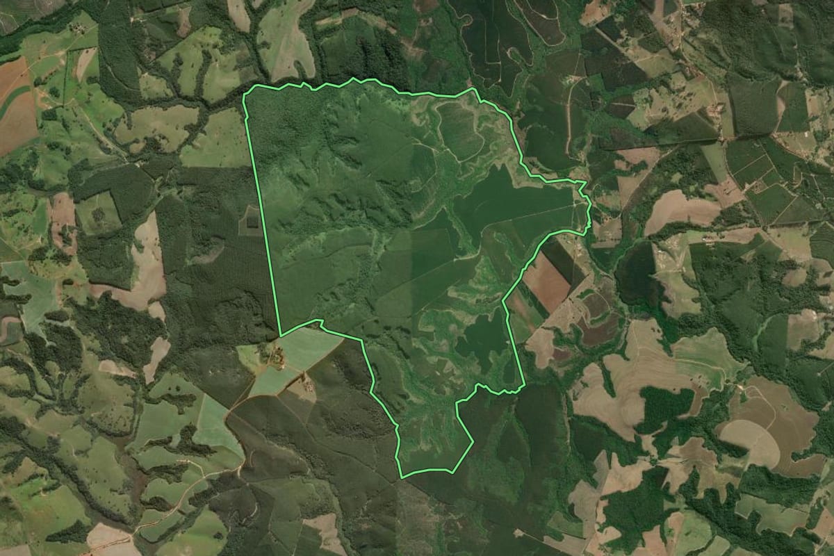 Imagem de satélite do imóvel rural em Buri (SP), com o contorno declarado no CAR desenhado por cima.