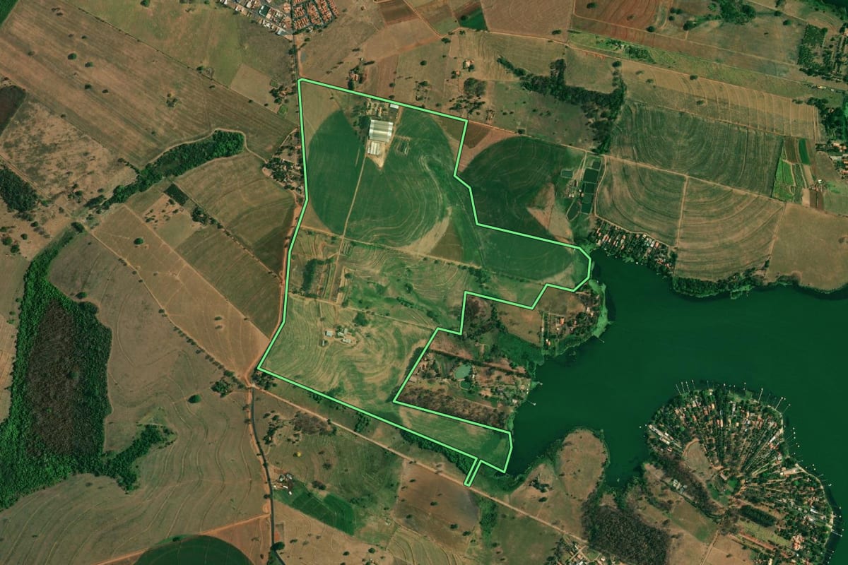 Imagem de satélite do imóvel rural em Buritama (SP), com o contorno declarado no CAR desenhado por cima.