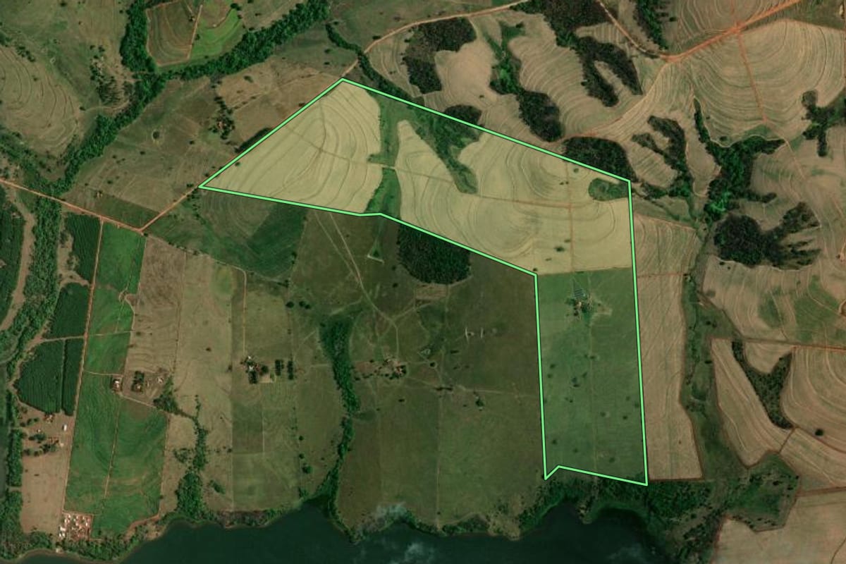 Imagem de satélite do imóvel rural em Buritama (SP), com o contorno declarado no CAR desenhado por cima.