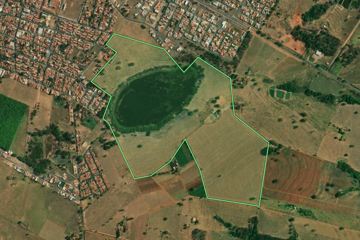 Imagem de satélite do imóvel rural em Buritama (SP), com o contorno declarado no CAR desenhado por cima.