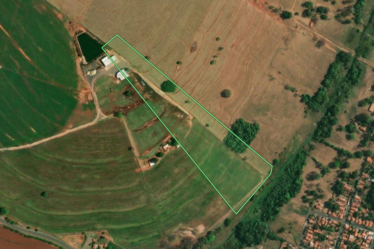 Imagem de satélite do imóvel rural em Buritama (SP), com o contorno declarado no CAR desenhado por cima.