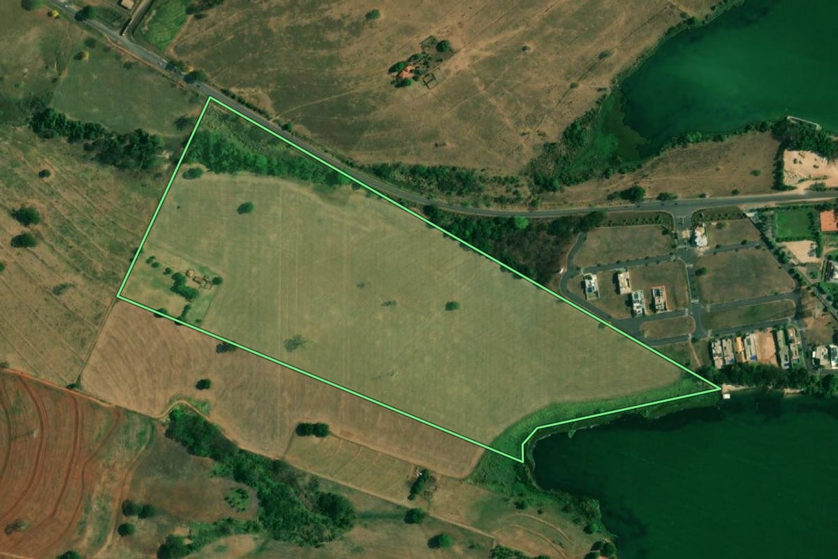 Imagem de satélite do imóvel rural em Buritama (SP), com o contorno declarado no CAR desenhado por cima.