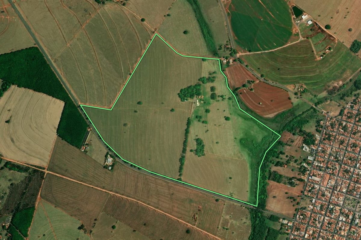 Imagem de satélite do imóvel rural em Buritama (SP), com o contorno declarado no CAR desenhado por cima.