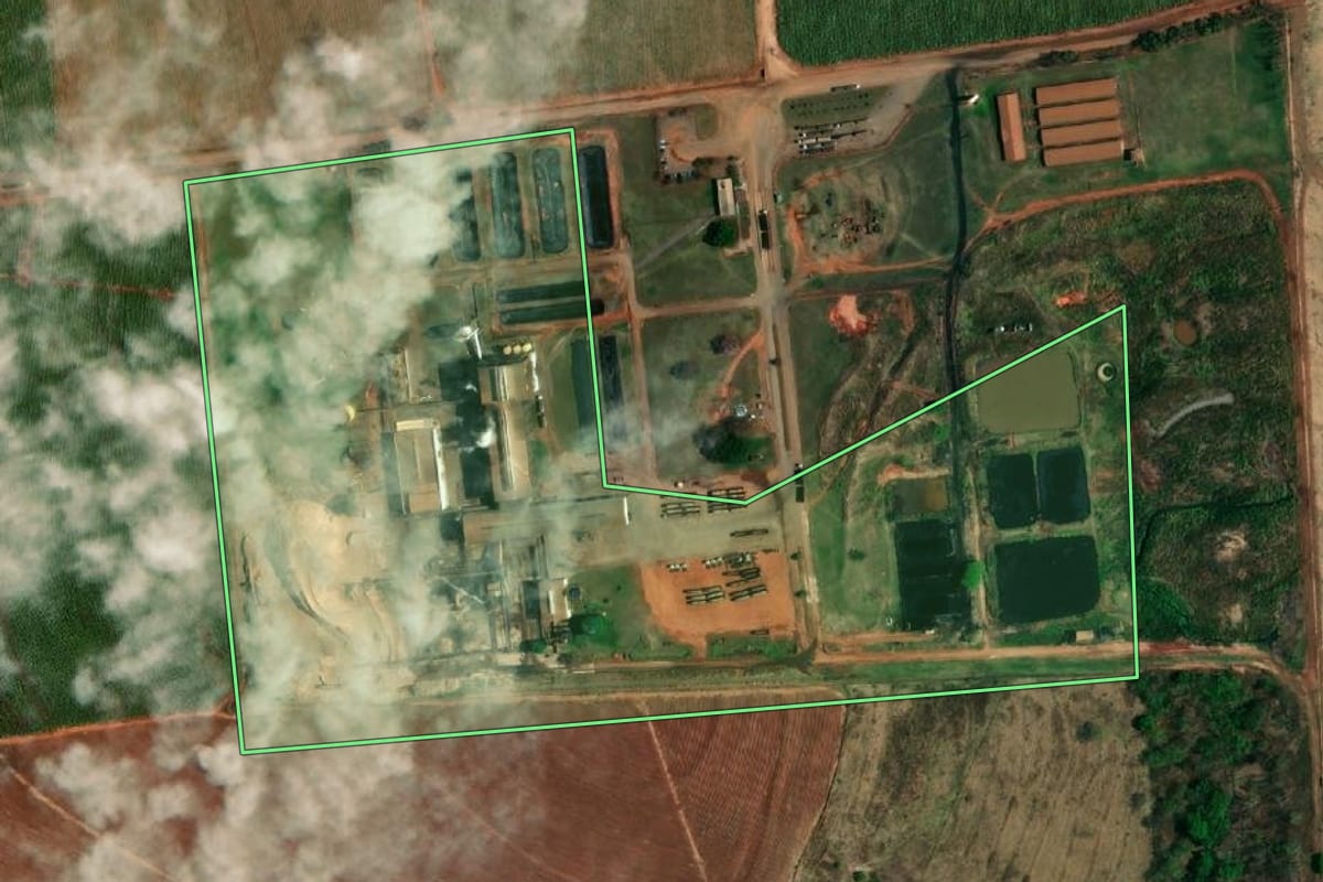 Imagem de satélite do imóvel rural em Buritama (SP), com o contorno declarado no CAR desenhado por cima.