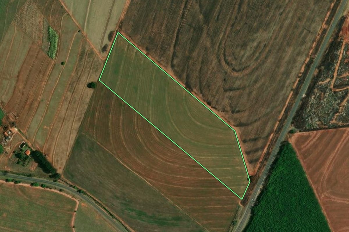 Imagem de satélite do imóvel rural em Buritama (SP), com o contorno declarado no CAR desenhado por cima.