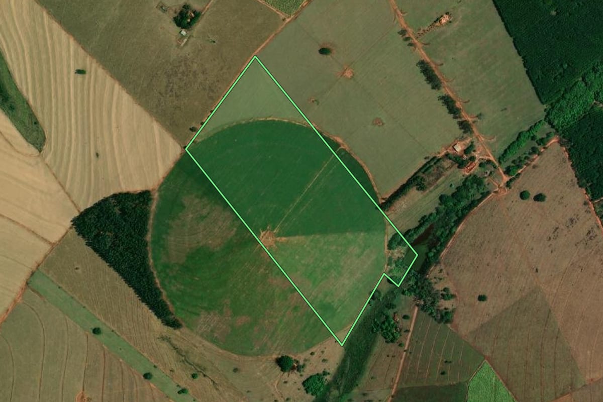 Imagem de satélite do imóvel rural em Buritama (SP), com o contorno declarado no CAR desenhado por cima.