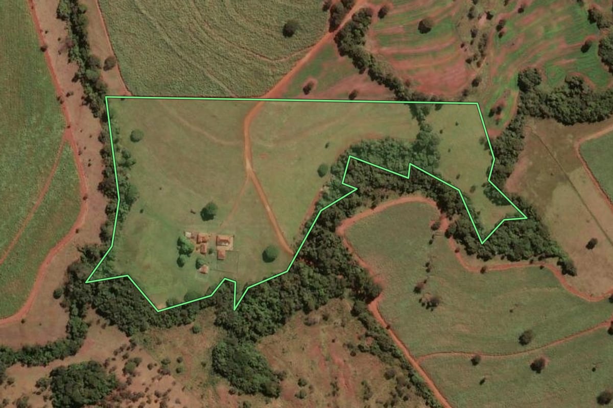 Imagem de satélite do imóvel rural em Buritizal (SP), com o contorno declarado no CAR desenhado por cima.