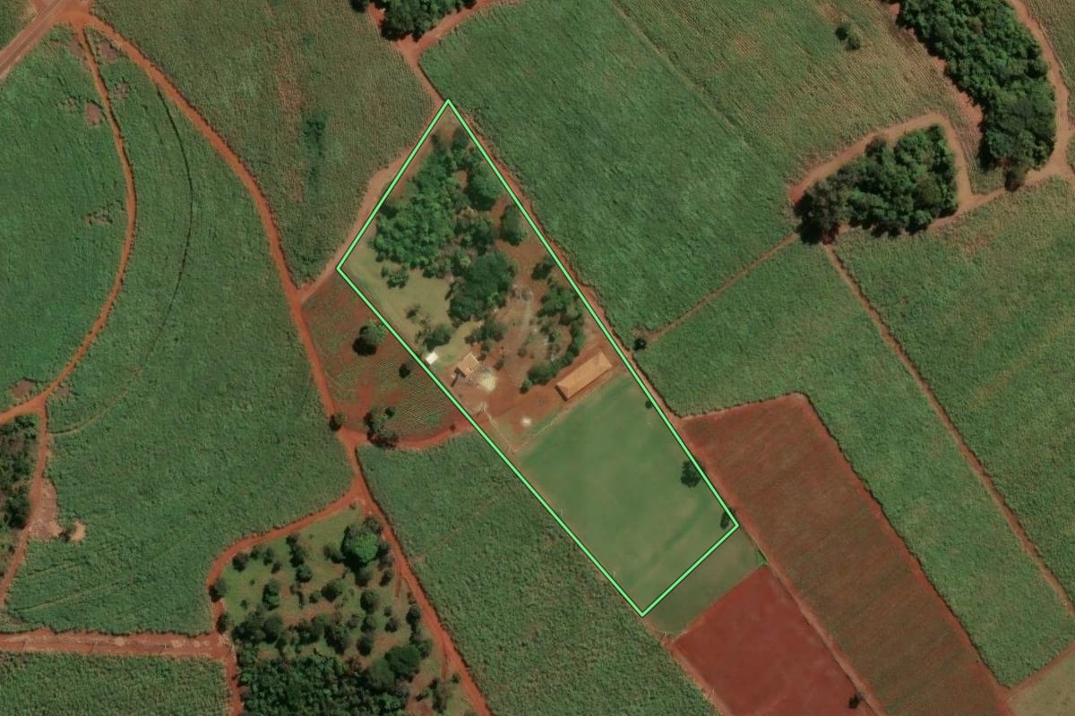 Imagem de satélite do imóvel rural em Buritizal (SP), com o contorno declarado no CAR desenhado por cima.