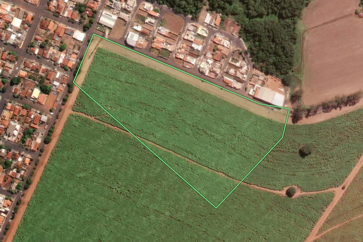 Imagem de satélite do imóvel rural em Buritizal (SP), com o contorno declarado no CAR desenhado por cima.