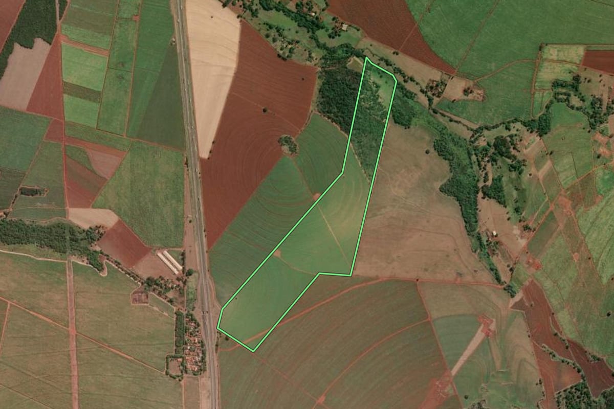Imagem de satélite do imóvel rural em Aramina (SP), com o contorno declarado no CAR desenhado por cima.