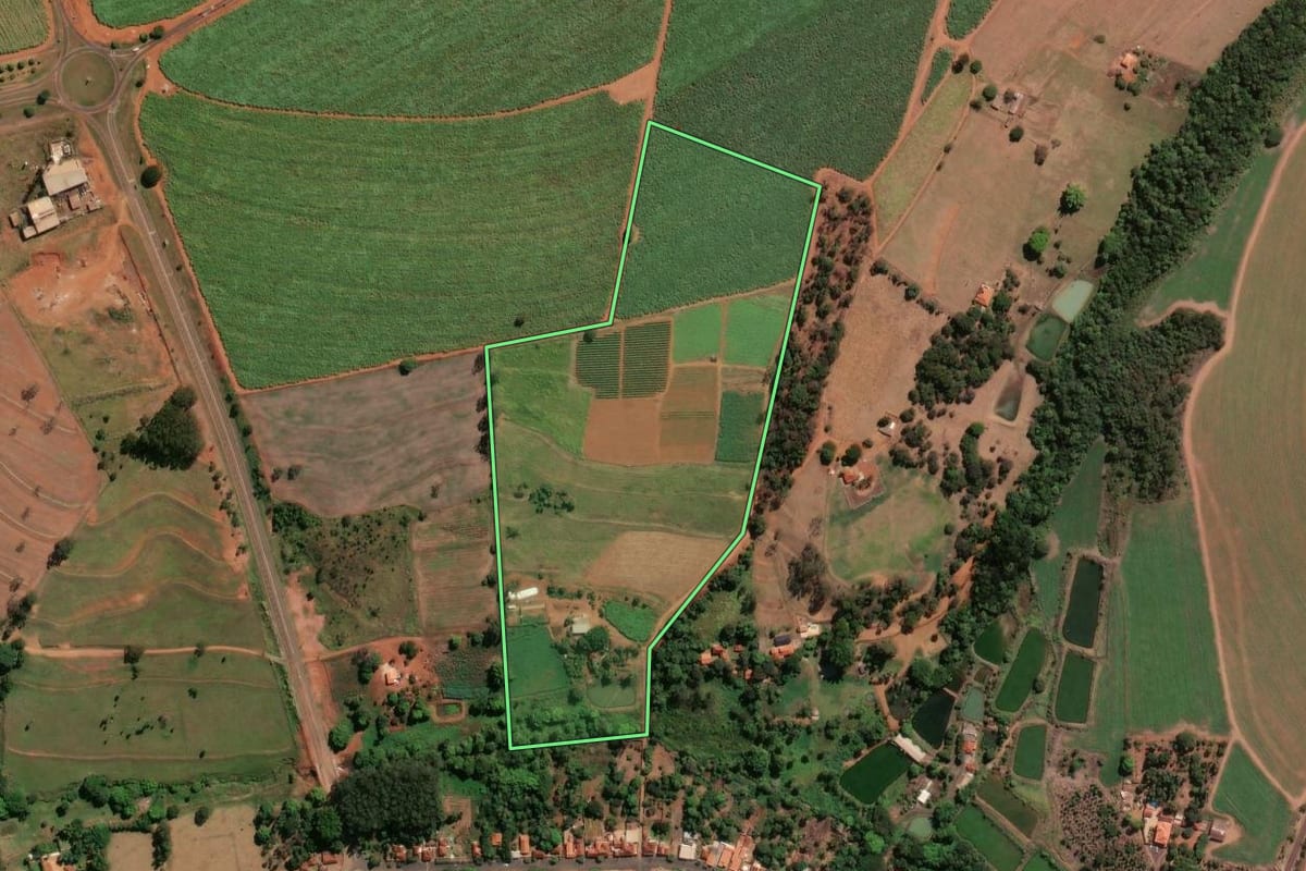 Imagem de satélite do imóvel rural em Buritizal (SP), com o contorno declarado no CAR desenhado por cima.