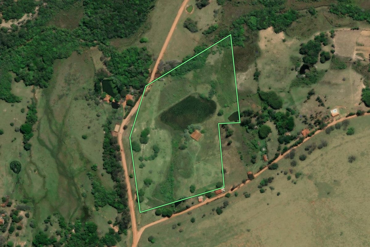 Imagem de satélite do imóvel rural em Cabrália Paulista (SP), com o contorno declarado no CAR desenhado por cima.