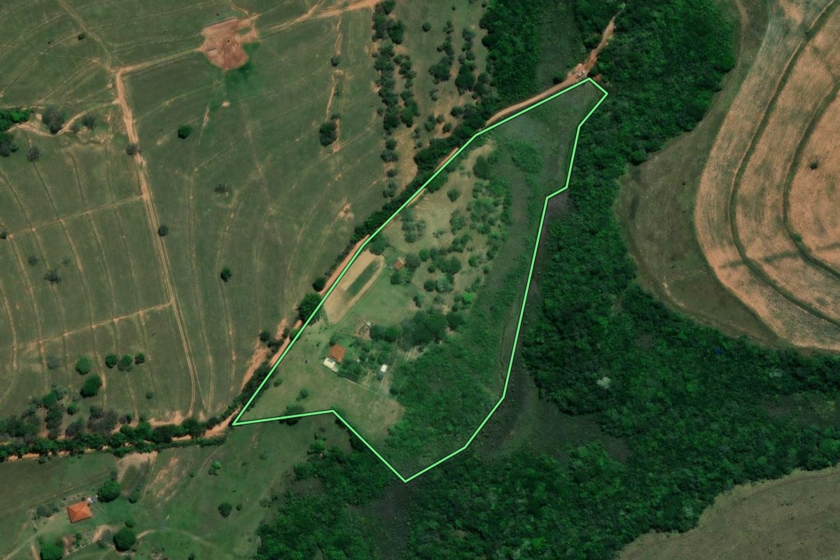 Imagem de satélite do imóvel rural em Cabrália Paulista (SP), com o contorno declarado no CAR desenhado por cima.