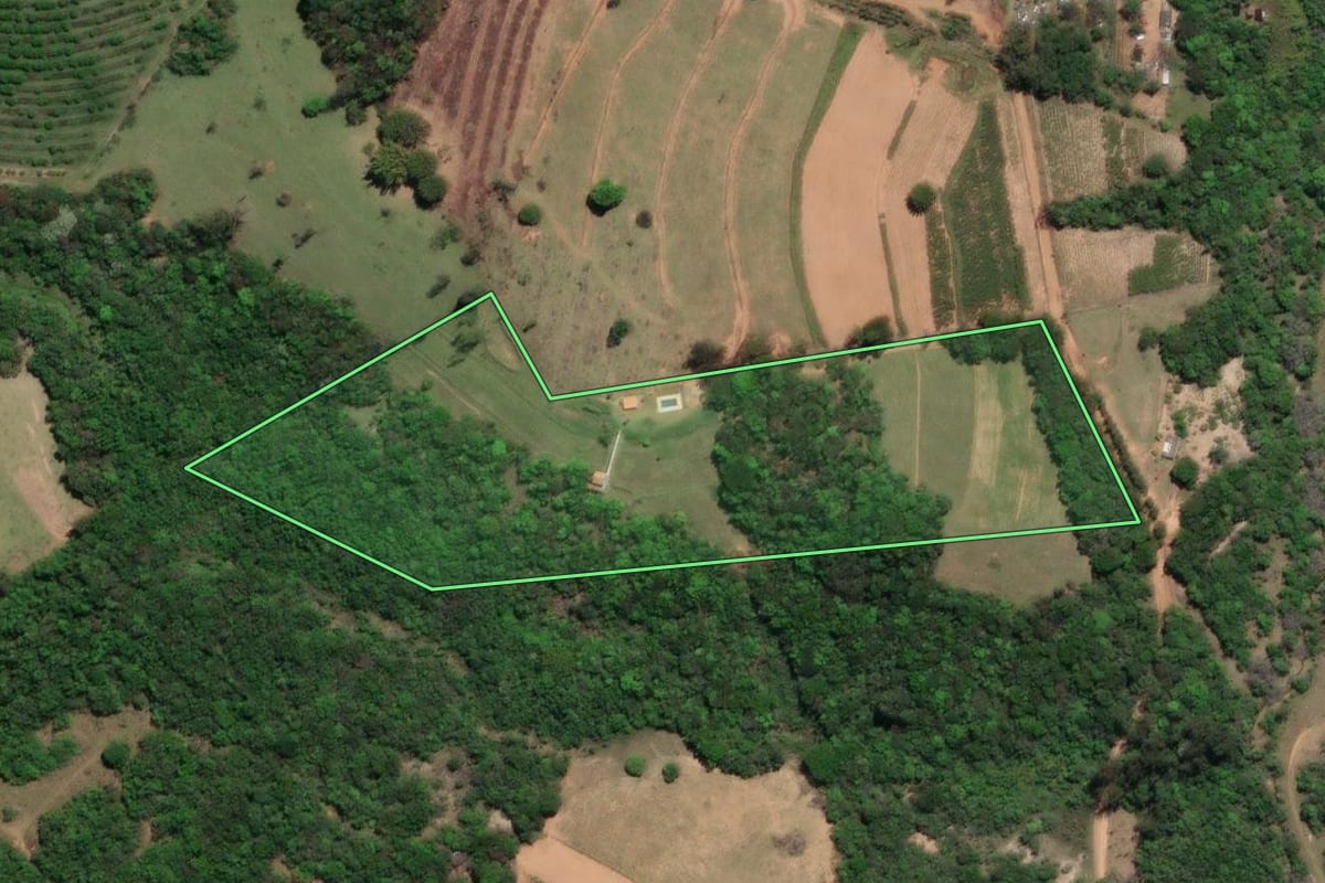 Imagem de satélite do imóvel rural em Cabrália Paulista (SP), com o contorno declarado no CAR desenhado por cima.