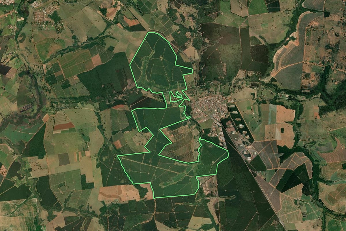 Imagem de satélite do imóvel rural em Cabrália Paulista (SP), com o contorno declarado no CAR desenhado por cima.