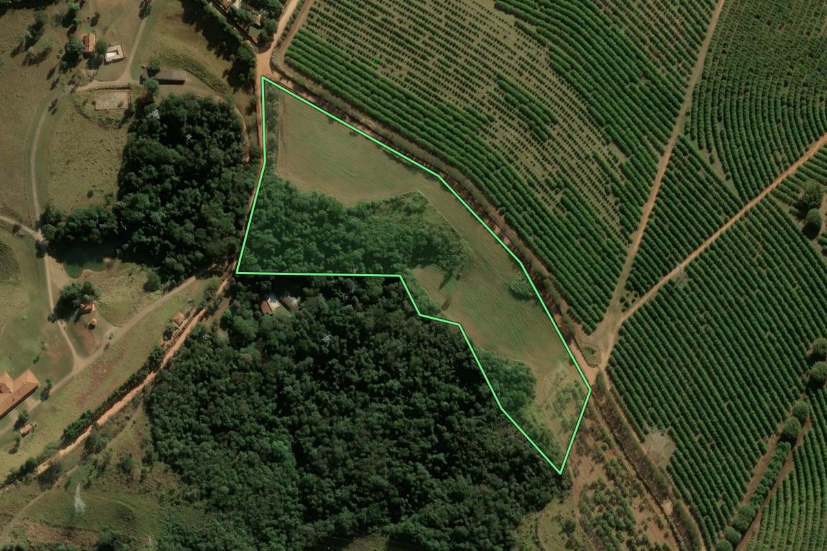 Imagem de satélite do imóvel rural em Cabreúva (SP), com o contorno declarado no CAR desenhado por cima.