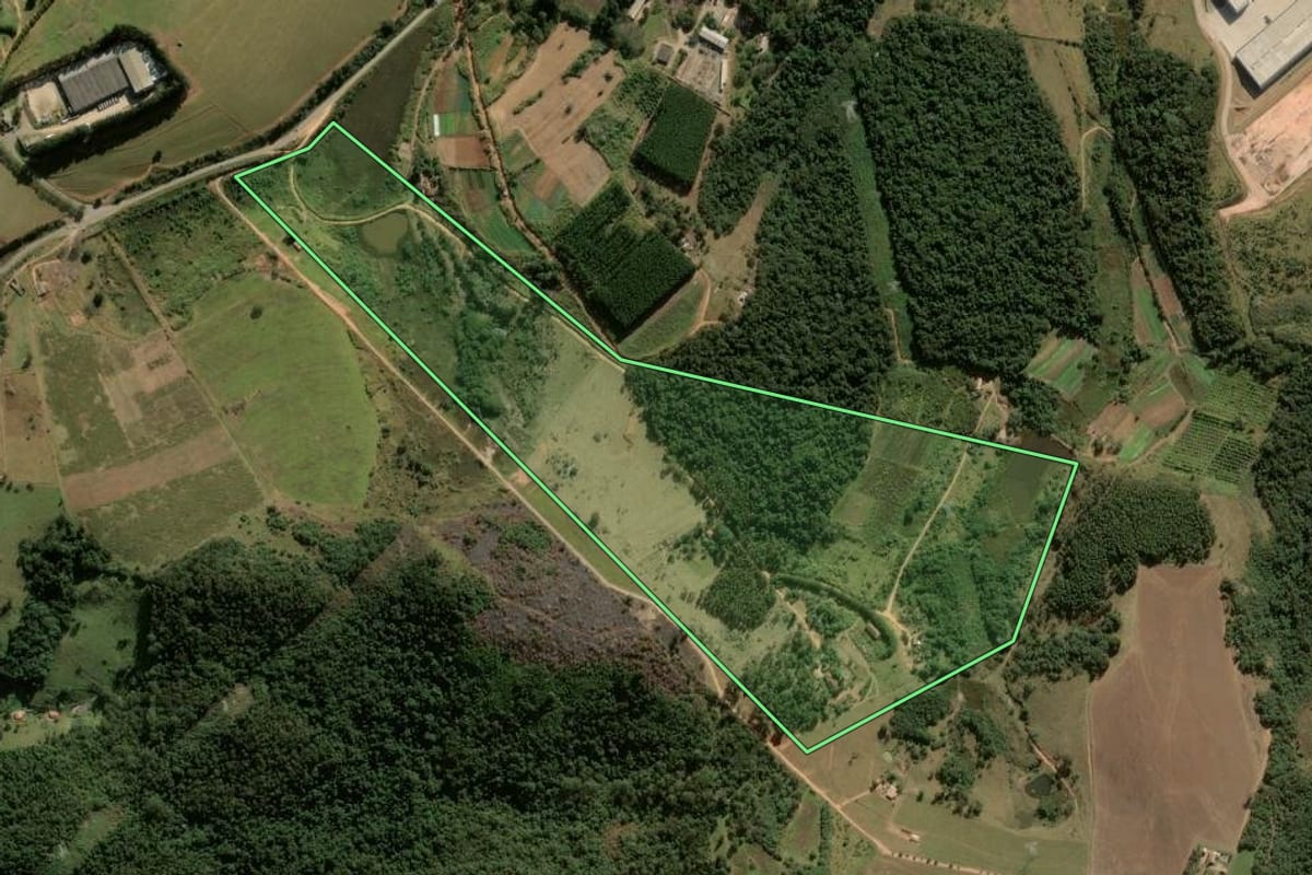 Imagem de satélite do imóvel rural em Cabreúva (SP), com o contorno declarado no CAR desenhado por cima.