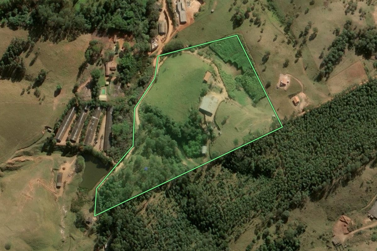 Imagem de satélite do imóvel rural em Cabreúva (SP), com o contorno declarado no CAR desenhado por cima.