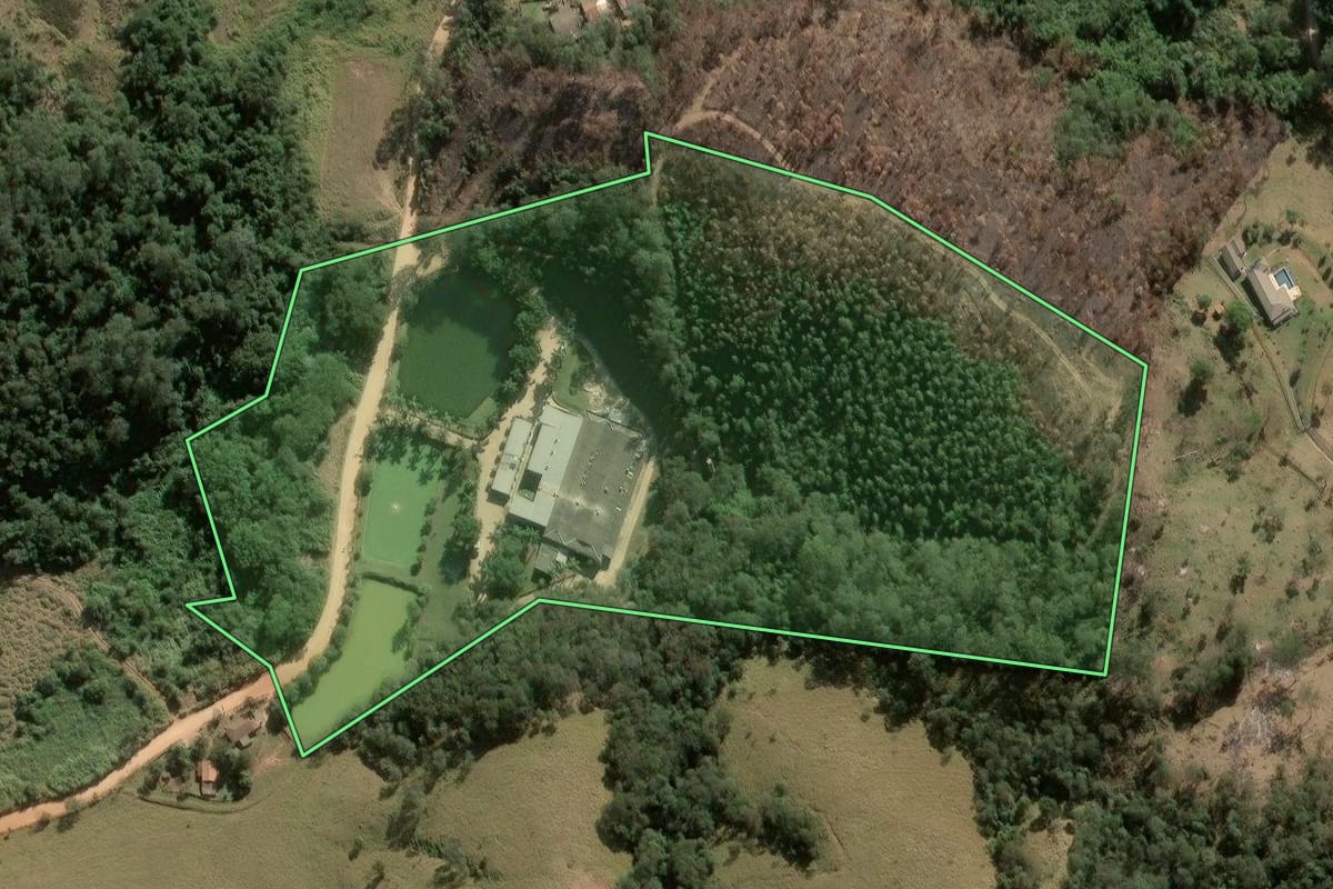 Imagem de satélite do imóvel rural em Cabreúva (SP), com o contorno declarado no CAR desenhado por cima.