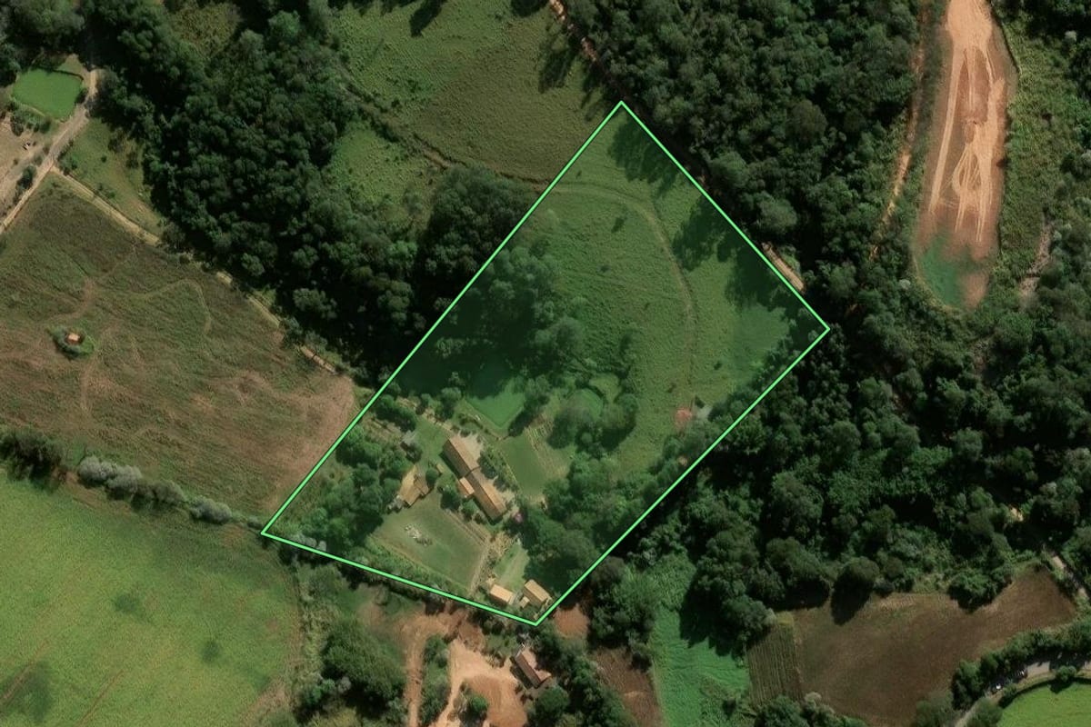 Imagem de satélite do imóvel rural em Cabreúva (SP), com o contorno declarado no CAR desenhado por cima.
