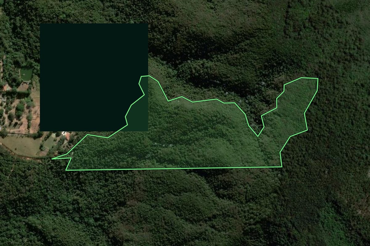 Imagem de satélite do imóvel rural em Cabreúva (SP), com o contorno declarado no CAR desenhado por cima.