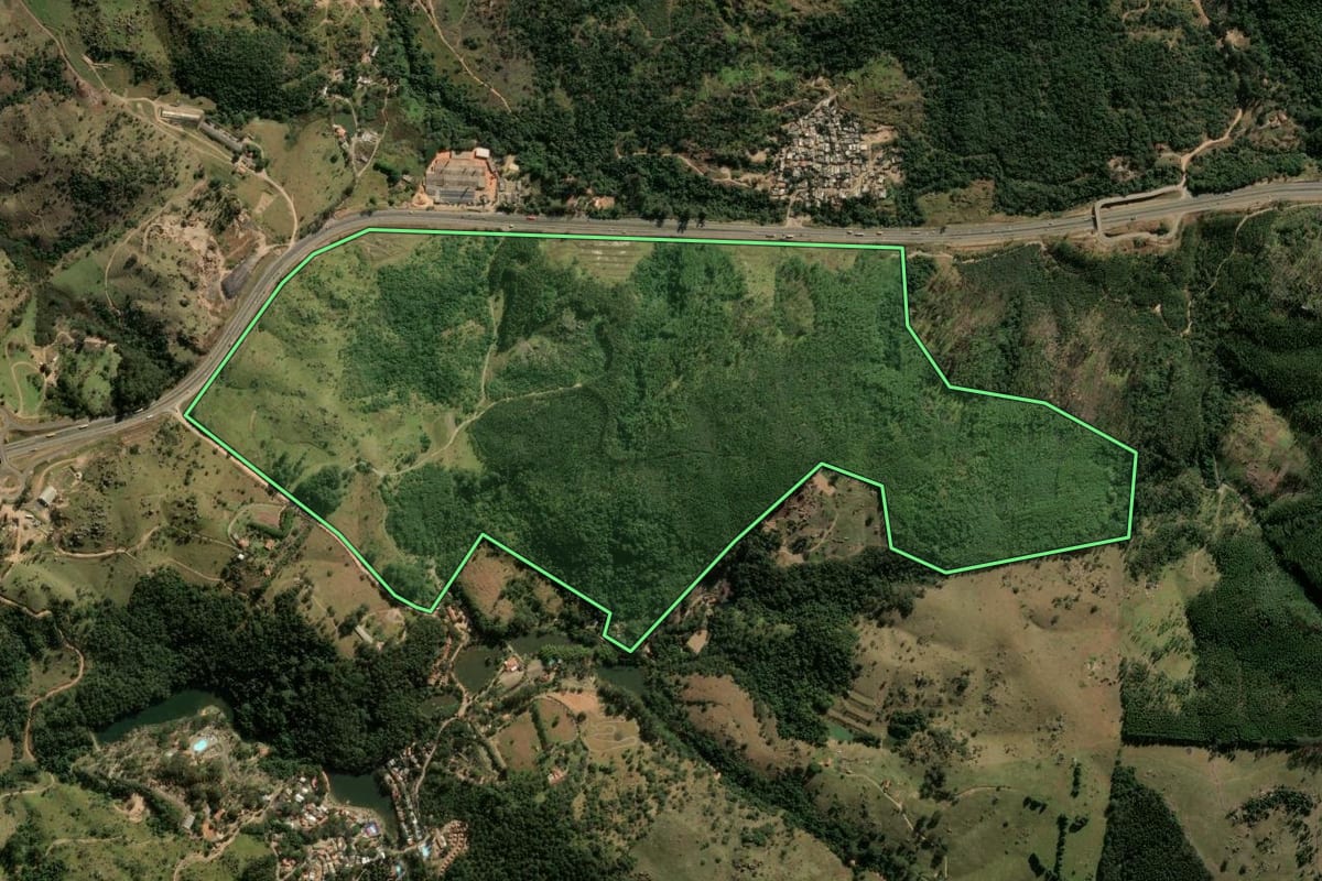 Imagem de satélite do imóvel rural em Cabreúva (SP), com o contorno declarado no CAR desenhado por cima.
