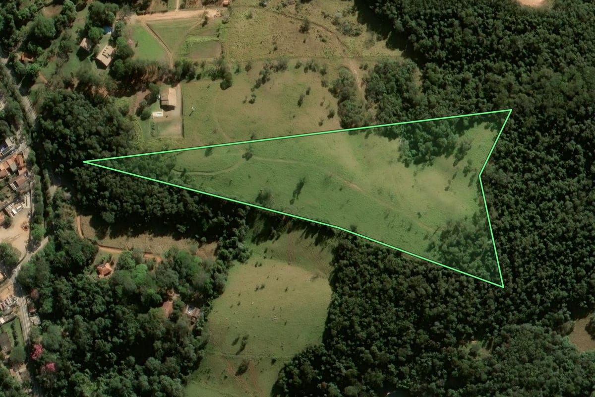 Imagem de satélite do imóvel rural em Cabreúva (SP), com o contorno declarado no CAR desenhado por cima.