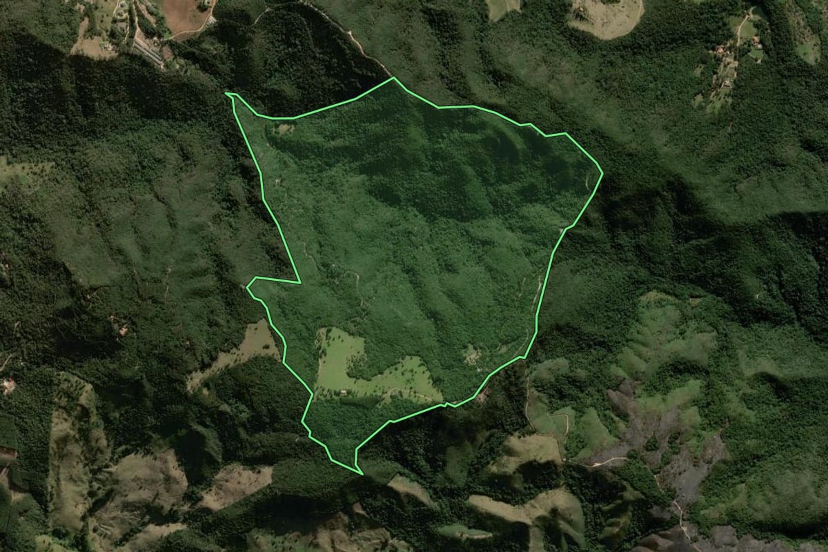 Imagem de satélite do imóvel rural em Cabreúva (SP), com o contorno declarado no CAR desenhado por cima.