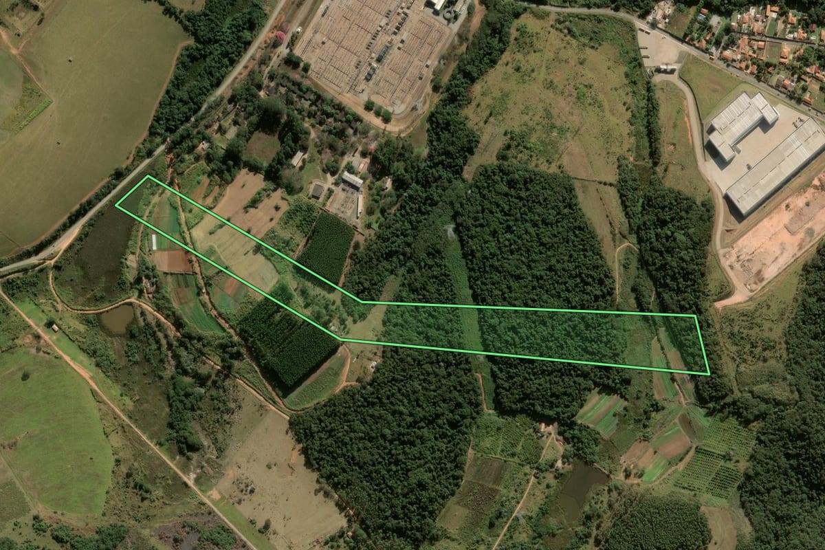 Imagem de satélite do imóvel rural em Cabreúva (SP), com o contorno declarado no CAR desenhado por cima.