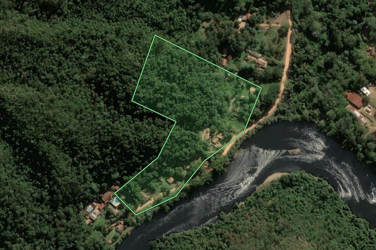 Imagem de satélite do imóvel rural em Cabreúva (SP), com o contorno declarado no CAR desenhado por cima.