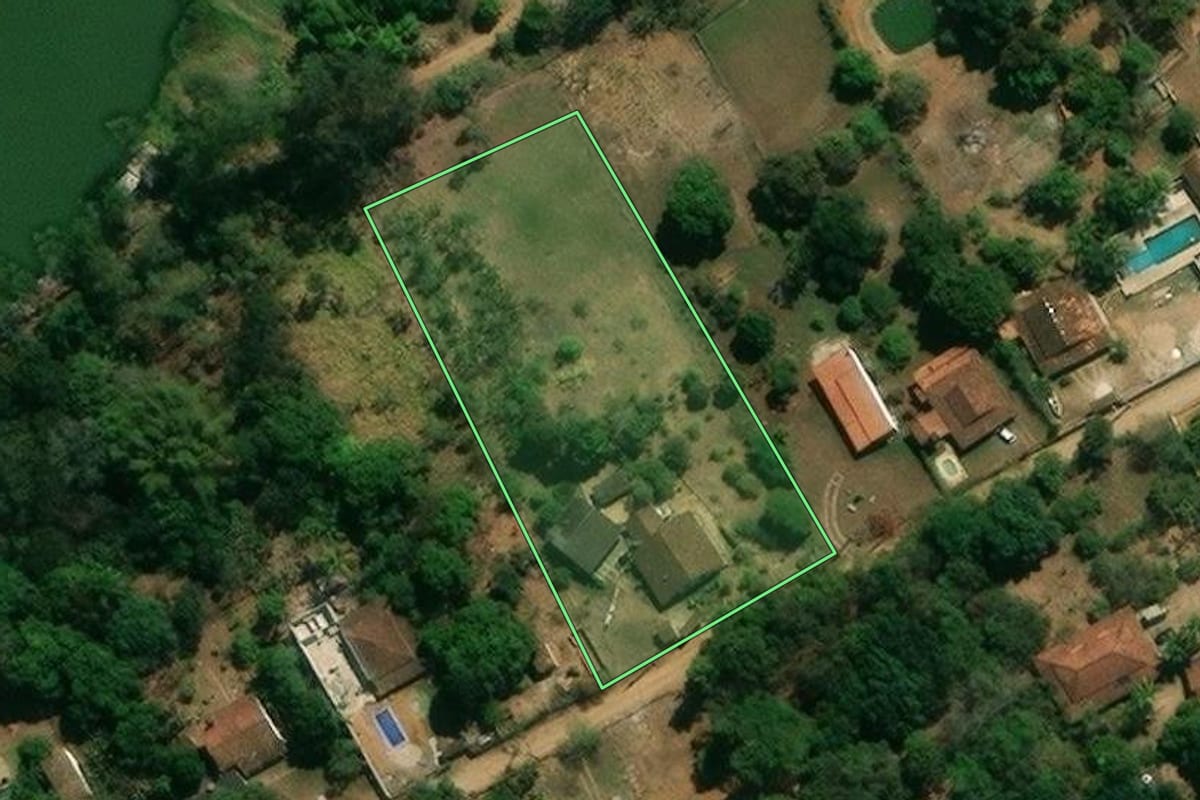 Imagem de satélite do imóvel rural em Caçapava (SP), com o contorno declarado no CAR desenhado por cima.