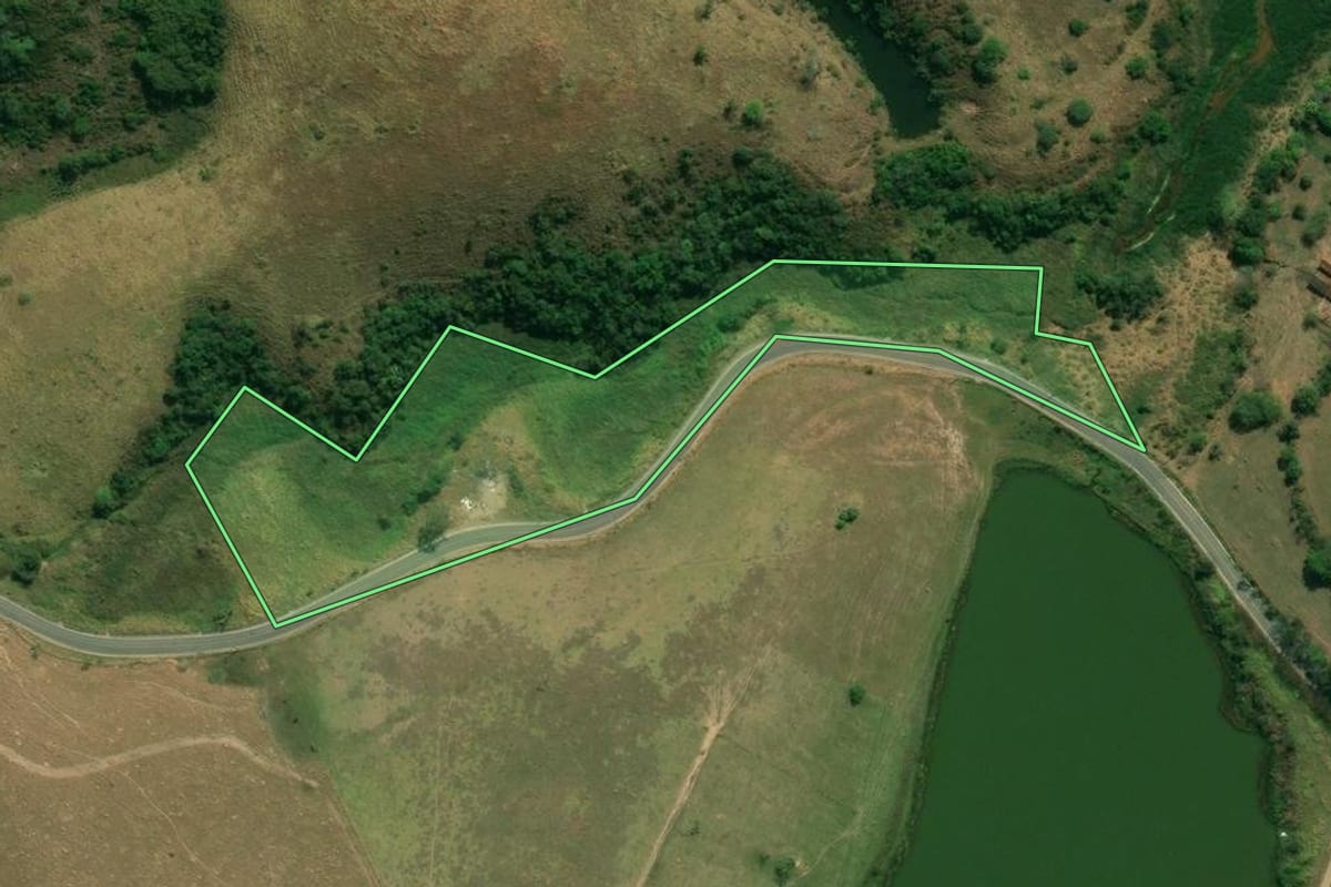 Imagem de satélite do imóvel rural em Caçapava (SP), com o contorno declarado no CAR desenhado por cima.