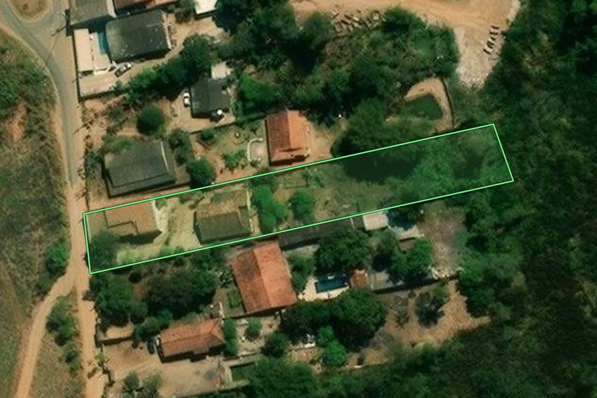 Imagem de satélite do imóvel rural em Caçapava (SP), com o contorno declarado no CAR desenhado por cima.