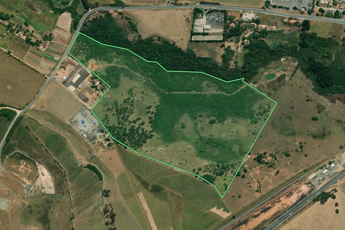 Imagem de satélite do imóvel rural em Caçapava (SP), com o contorno declarado no CAR desenhado por cima.