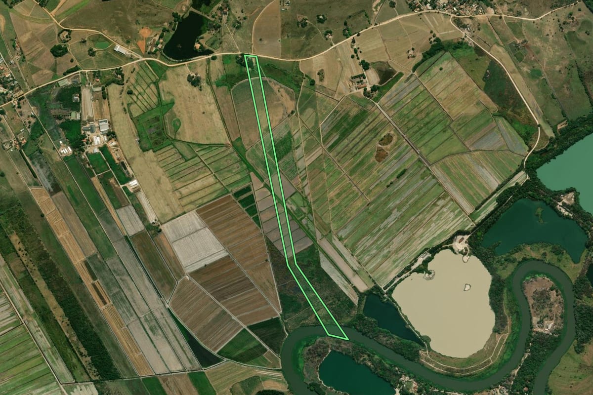 Imagem de satélite do imóvel rural em Caçapava (SP), com o contorno declarado no CAR desenhado por cima.