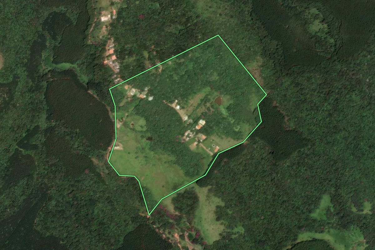 Imagem de satélite do imóvel rural em Caçapava (SP), com o contorno declarado no CAR desenhado por cima.