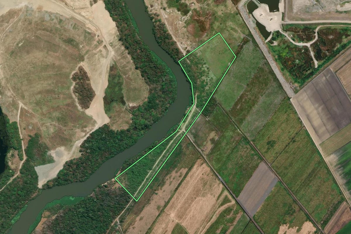 Imagem de satélite do imóvel rural em Caçapava (SP), com o contorno declarado no CAR desenhado por cima.
