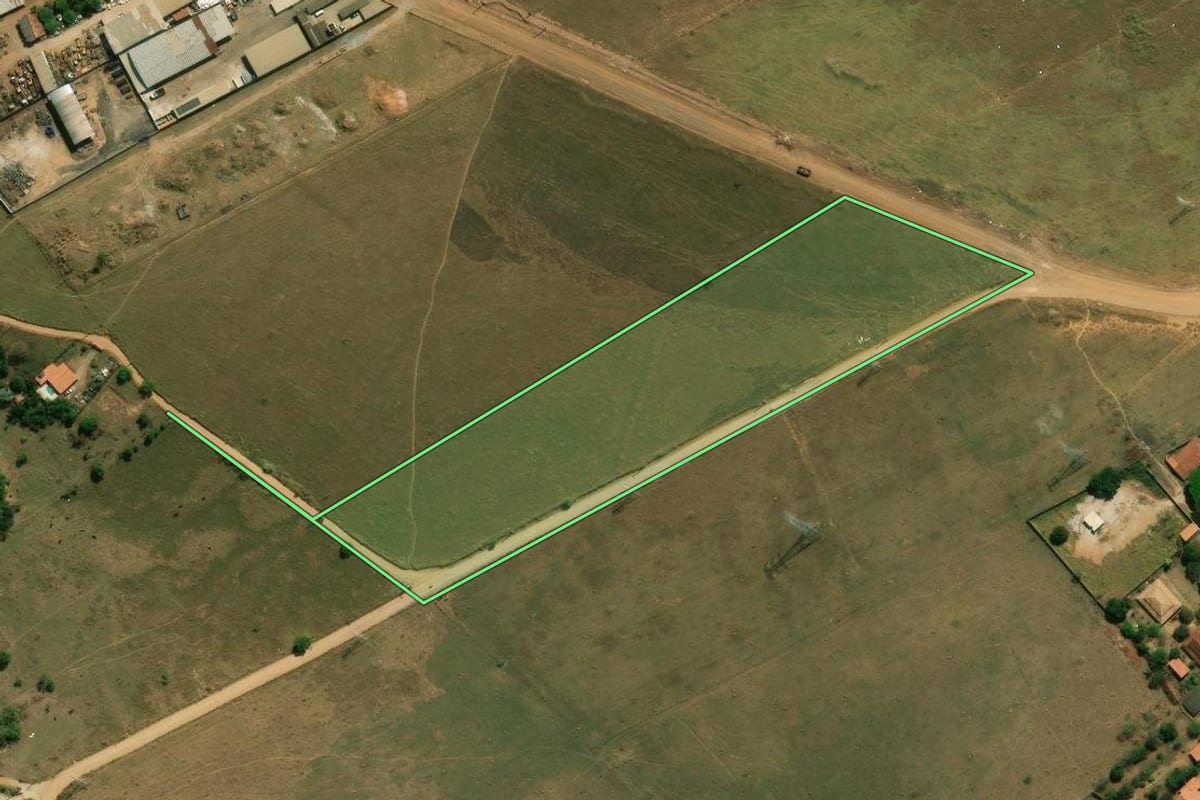 Imagem de satélite do imóvel rural em Caçapava (SP), com o contorno declarado no CAR desenhado por cima.