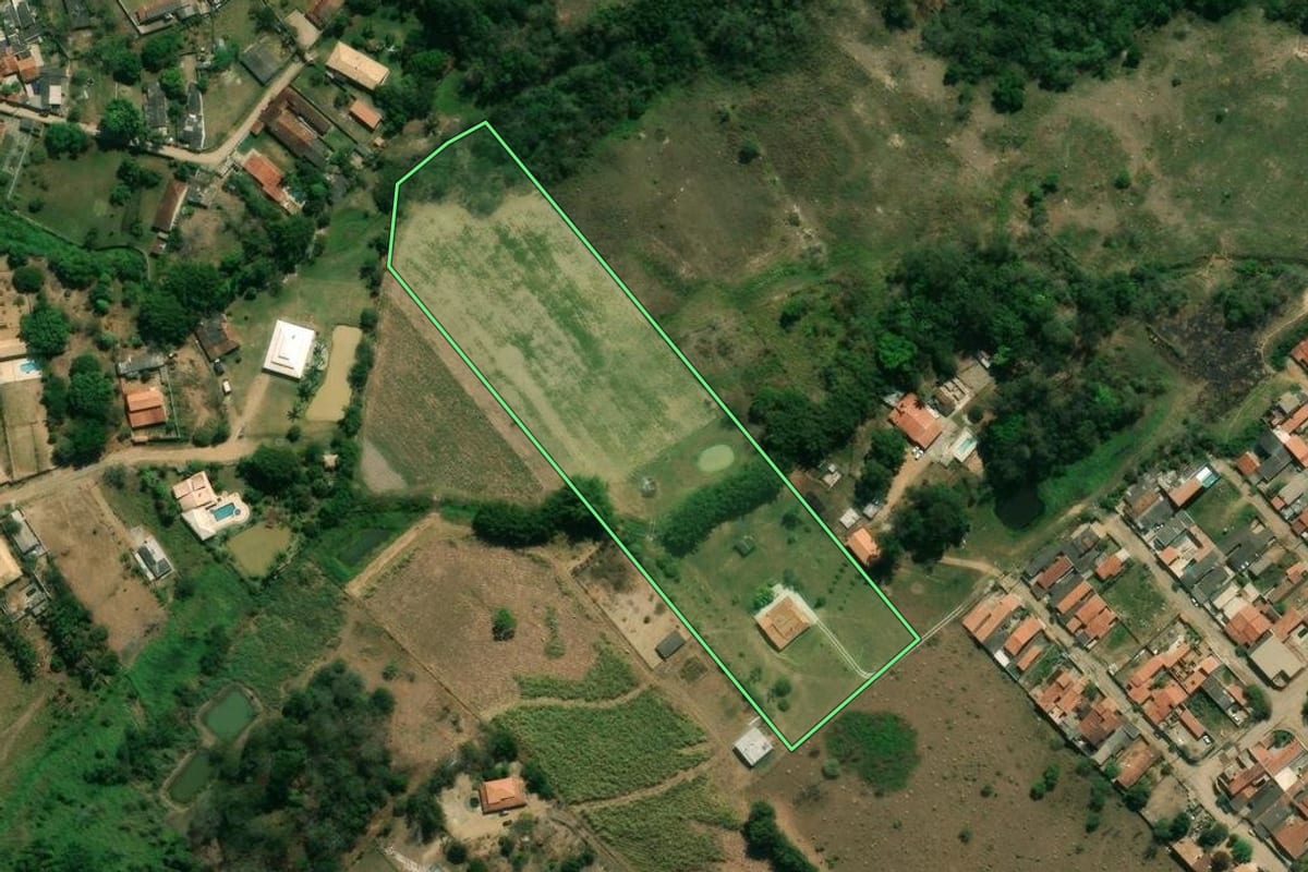 Imagem de satélite do imóvel rural em Caçapava (SP), com o contorno declarado no CAR desenhado por cima.