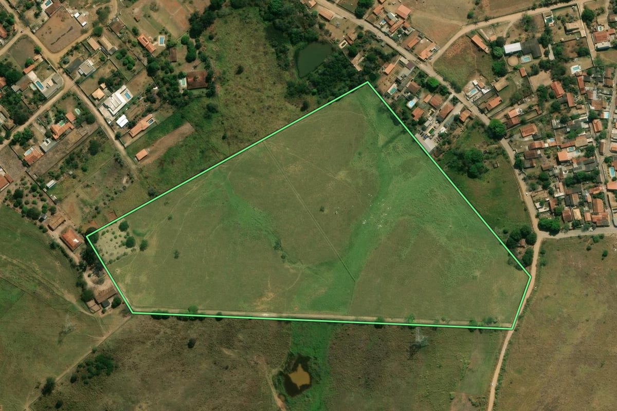 Imagem de satélite do imóvel rural em Caçapava (SP), com o contorno declarado no CAR desenhado por cima.