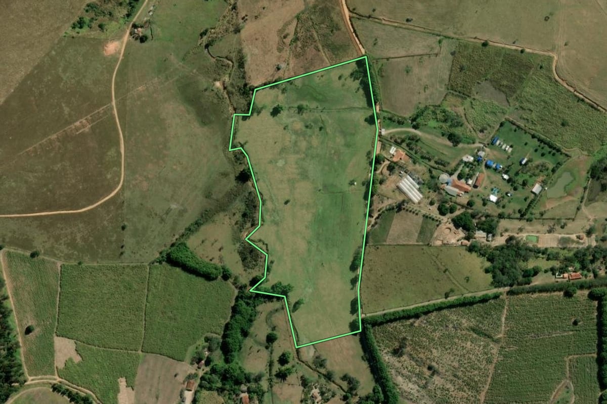 Imagem de satélite do imóvel rural em Caçapava (SP), com o contorno declarado no CAR desenhado por cima.