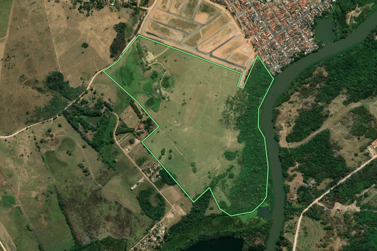 Imagem de satélite do imóvel rural em Caçapava (SP), com o contorno declarado no CAR desenhado por cima.