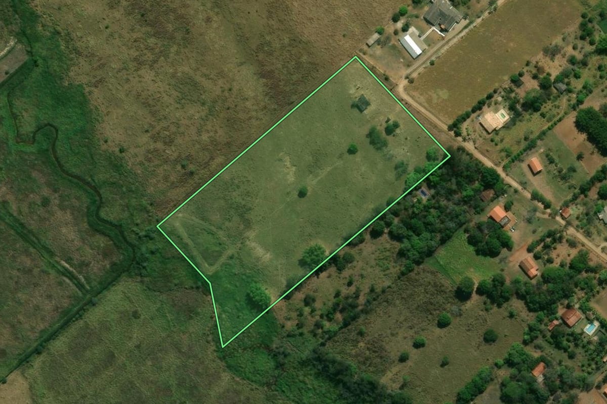 Imagem de satélite do imóvel rural em Caçapava (SP), com o contorno declarado no CAR desenhado por cima.