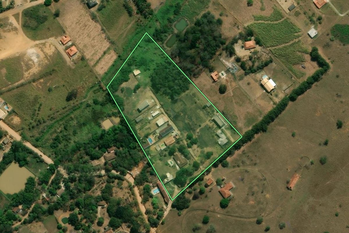 Imagem de satélite do imóvel rural em Caçapava (SP), com o contorno declarado no CAR desenhado por cima.