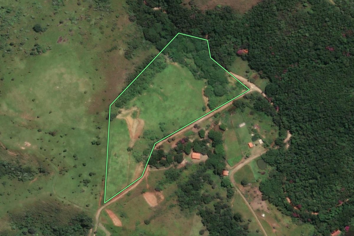 Imagem de satélite do imóvel rural em Caçapava (SP), com o contorno declarado no CAR desenhado por cima.