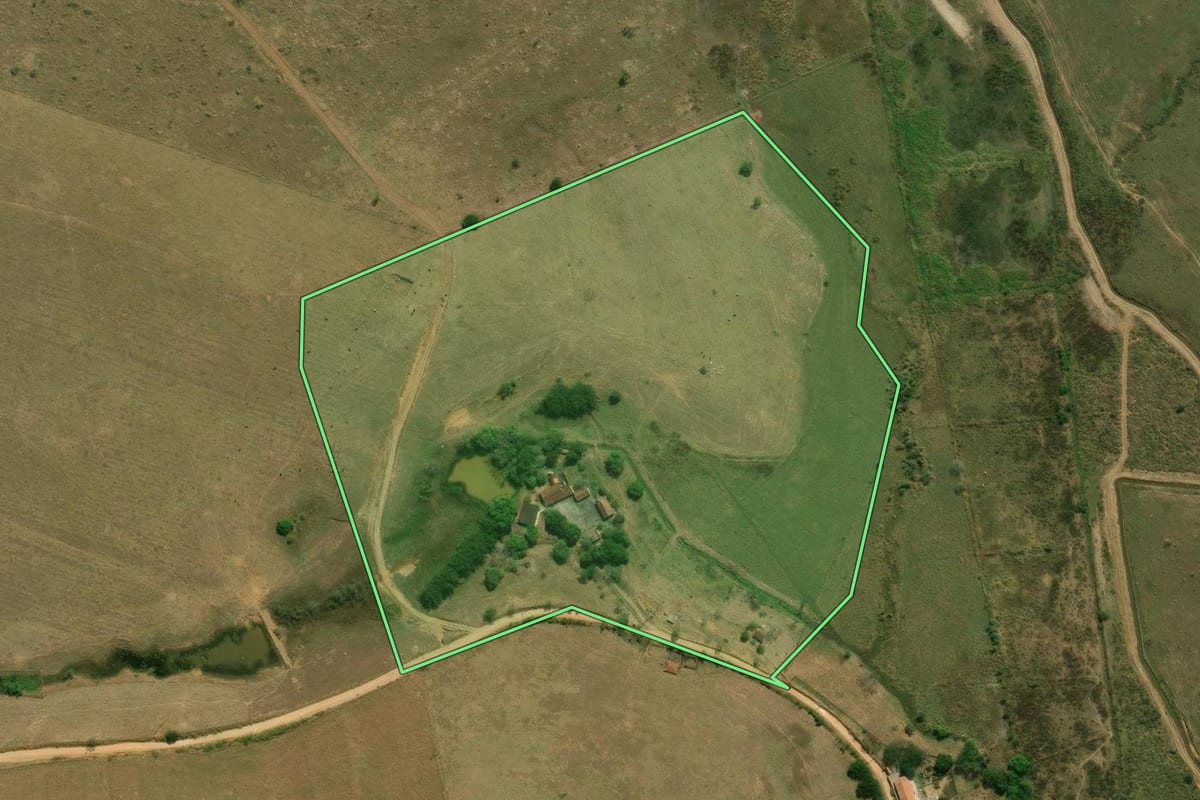 Imagem de satélite do imóvel rural em Caçapava (SP), com o contorno declarado no CAR desenhado por cima.